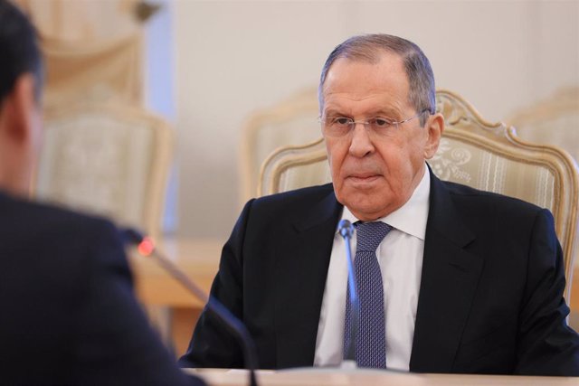 Archivo - FILED - 05 March 2022, Russia, Moscow: Russian Foreign Minister Sergei Lavrov (R) and his Kyrgyz counterpart Ruslan Kazakbayev hold a joint meeting in Moscow. Lavrov said that Russia is not studying the possibility of using nuclear weapons in Uk
