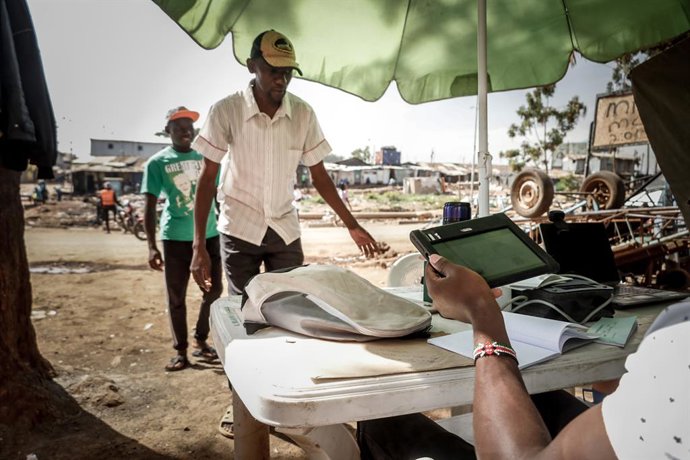 Archivo - 25 January 2022, Kenya, Nairobi: Kenyans get theirselves registered by an the Independent Electoral and Boundaries Commission (IEBC) officials, during the Enhanced Continuous Voter Registration (ECVR) in Nairobi. The Enhanced Continuous Voter 