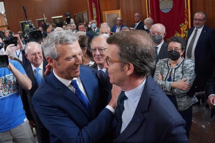 O novo presidente da Xunta de Galicia, Alfonso Rueda; é felicitado polo presidente do Partido Popular nacional, Alberto Núñez Feijóo; durante a toma de posesión como presidente de Rueda, no Parlamento de Galicia