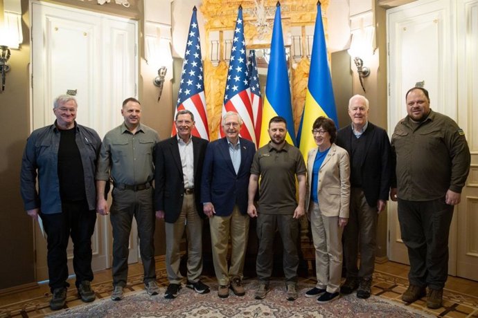 El presidente de Ucrania, Volodimir Zelenski, con el líder republicano en el Senado, Mitch McConnell