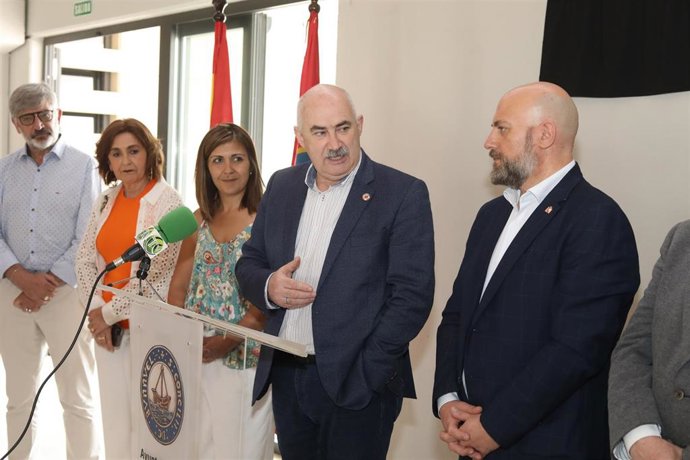 El vicepresidente José M Aierdi interviene en la inauguración del pabellón polivalente de Buñuel.