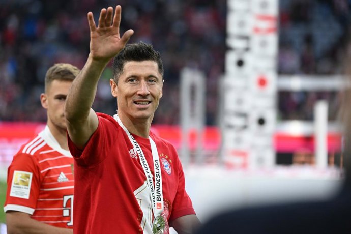 08 May 2022, Bavaria, Munich: Bayern Munich's Robert Lewandowski greets the fans during the presentation of the Bundesliga trophy following the German Bundesliga soccer match between Bayern Munich and VfB Stuttgart at the Allianz Arena. Photo: Sven Hopp