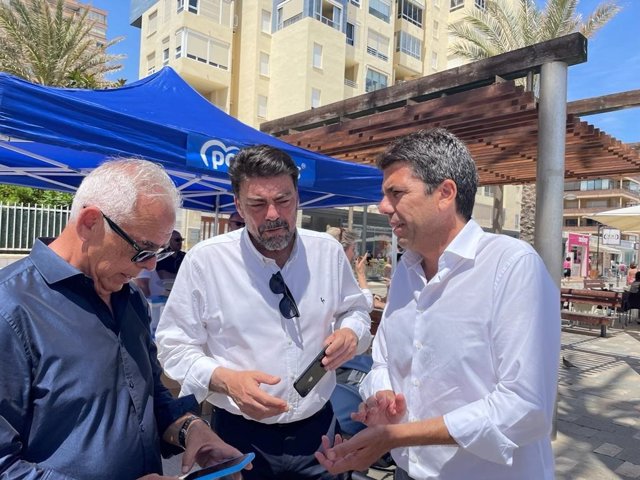 Visita de Mazón a la carpa informativa sobre la propuesta fiscal del PPCV, en la playa de San Juan (Alicante)