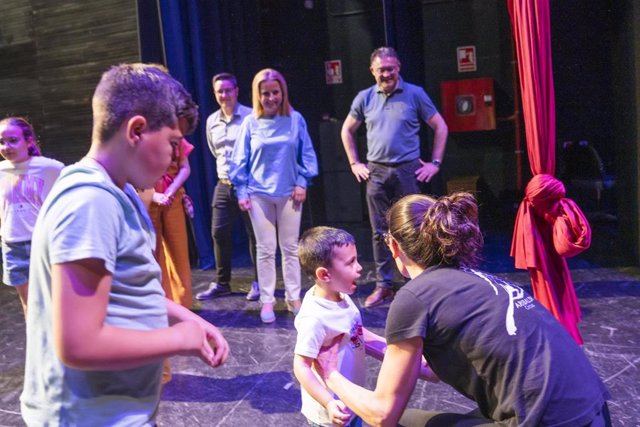 El Teatro 'Ciudad de Berja' Miguel Salmerón ha acogido la actividad 'Circo en Familia' de la Diputación de Almería.