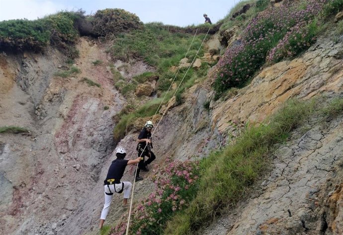 Rescate a dos hombres atrapados en un acantilado