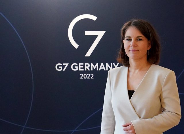 13 May 2022, Schleswig-Holstein, Weissenhaeuser Strand: Annalena Baerbock, Foreign Minister of Germany, waits for Elizabeth Truss, Foreign Secretary of the United Kingdom, for bilateral talks on the sidelines of the G7 Foreign Ministers summit. Photo: Mar