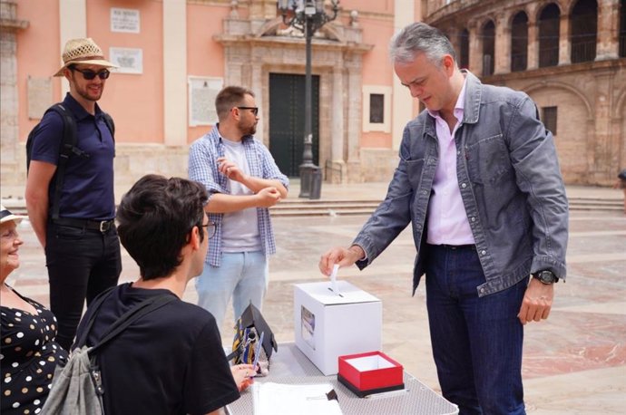 El vicepresidente segundo y conseller de Vivienda, Héctor Illueca (Unides Podem), participa en la consulta popular estatal república o monarquía
