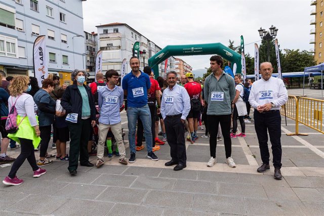 Salida de la marcha solidaria de la Asociación WMCO en el Barrio Covadonga