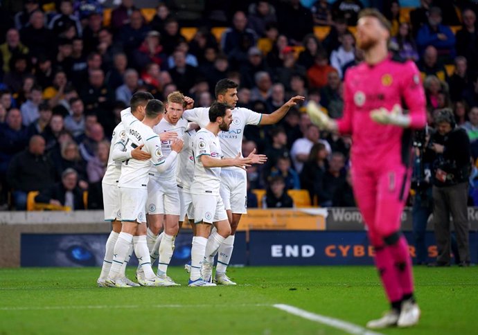11 May 2022, United Kingdom, Wolverhampton: Manchester City's Kevin De Bruyne celebrates with teammates after scoring his second goal during the English Premier League soccer match between Wolverhampton Wanderers and Manchester City at the Molineux Stad
