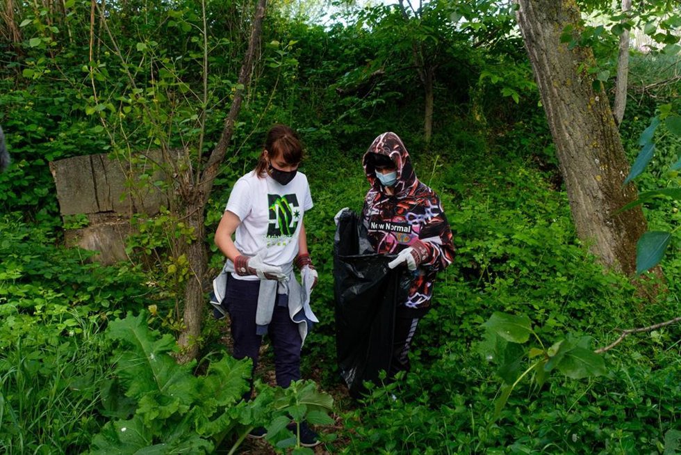 Archivo - Estudiantes de la Universidad de La Rioja y Asprodema participan en el programa de voluntariado ambiental 