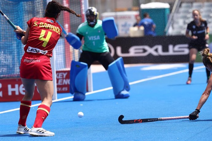 Sara Barrios en el España-Argentina de hockey hierba