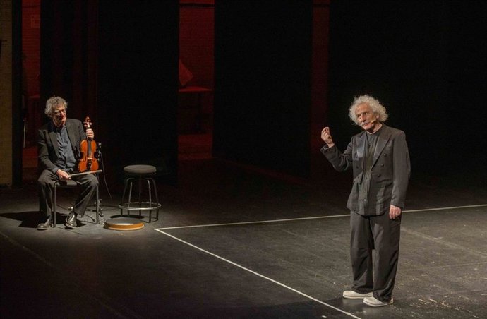 Rafael Álvarez 'El Brujo' con su propuesta 'Dos tablas y una pasión' en el escenario del Auditorio Municipal Maestro Padilla de Almería, junto al violinista Javier Alejano.