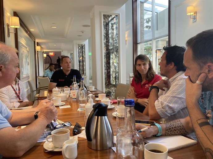 El alcalde de Cádiz, José María González, con parte de la organización de SailGP.