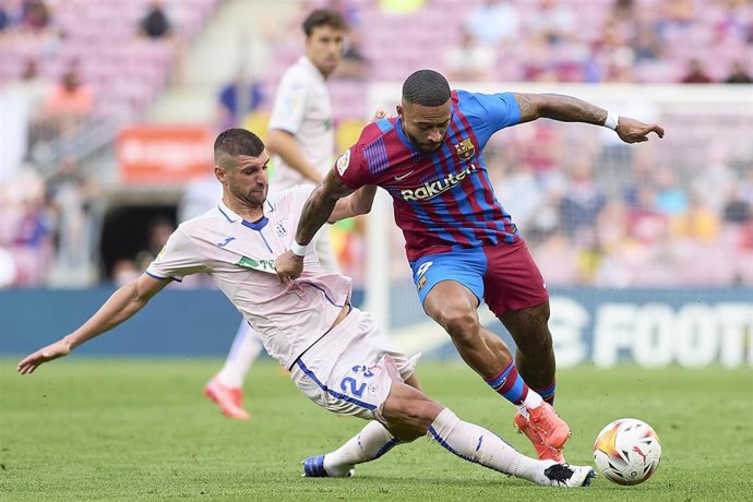 Archivo - 29 August 2021, Spain, Barcelona: Barcelona's Memphis Depay (R) and Getafe's Stefan Mitrovic battle for the ball during the Spanish Primera Division soccer match between FC Barcelona and Getafe CF at Camp Nou stadium. Photo: -/DAX via ZUMA Pre