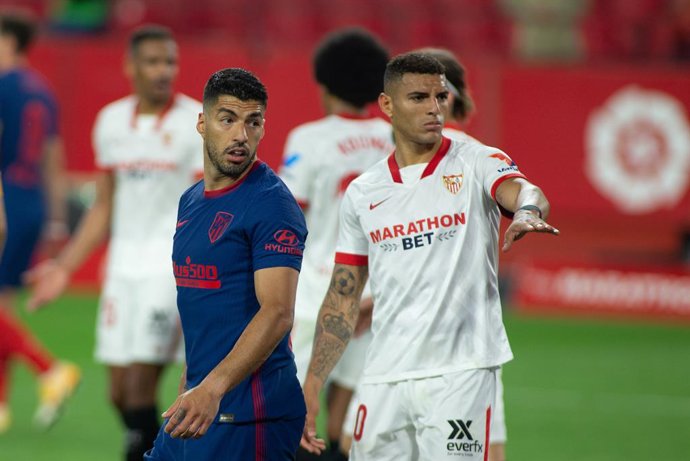 Archivo - Luis Suarez of Atletico and Diego Carlos of Sevilla during LaLiga, football match played between Sevilla Futbol Club and Atletico de Madrid  at Ramon Sanchez Pizjuan Stadium on April 4, 2021 in Sevilla, Spain.