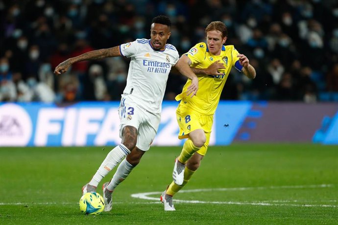Archivo - El jugador del Real Madrid Eder Militao y el futbolista del Cádiz Álex Fernández pugnan por un balón en el partido disputado en el Santiago Bernabéu de LaLiga Santander 2021-2022. 