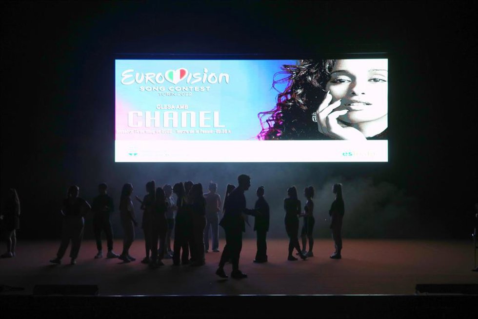 El escenario del Teatre de la Passió de Olesa de Montserrat (Barcelona) momentos antes de la gala de apoyo a Chanel durante el concurso de Eurovisión