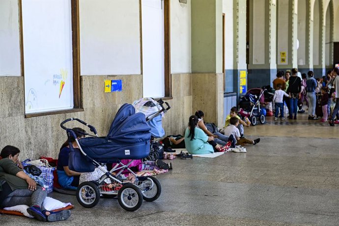 Refugiados ucranianos en una estación de tren de Praga, en República Checa