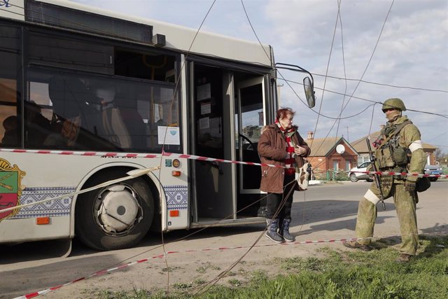 Civiles evacuados de la planta de Azovstal y de viviendas adyacentes en Mariúpol llegan a Bezimenne, en Donetsk