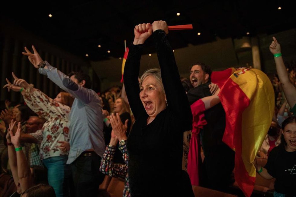 La exprofesora de danza de Chanel, Jenny Poquet, se emociona en Olesa (Barcelona) durante su actuación en Eurovisión