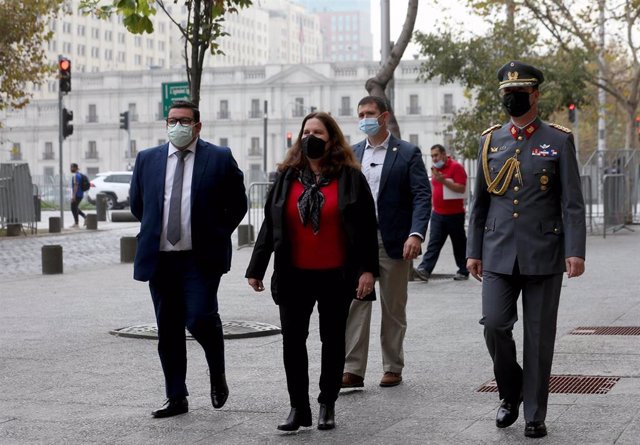 La ministra de Defensa chilena, Maya Fernández, camina hasta la contraloría y asiste a la Cuenta Pública del CDE.