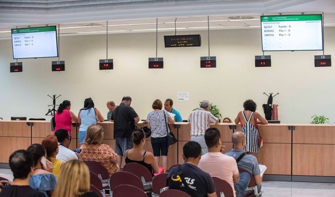 Archivo - Imagen de archivo de una oficina de la Agencia Tributaria de Andalucía. 