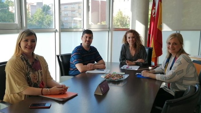 La directora general Silvia Muñoz, el subdirector de Familia, la decana del COP-RM, María Fuster, y la vocal de la Junta de Gobierno y responsable del área de psicología de intervención social del COP, Cristina Pastor