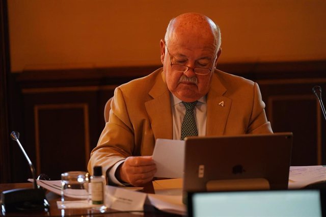 El consejero de Salud y Familias de la Junta de Andalucía, Jesús Aguirre, en una foto de archivo en una reunión del Consejo de Gobierno.