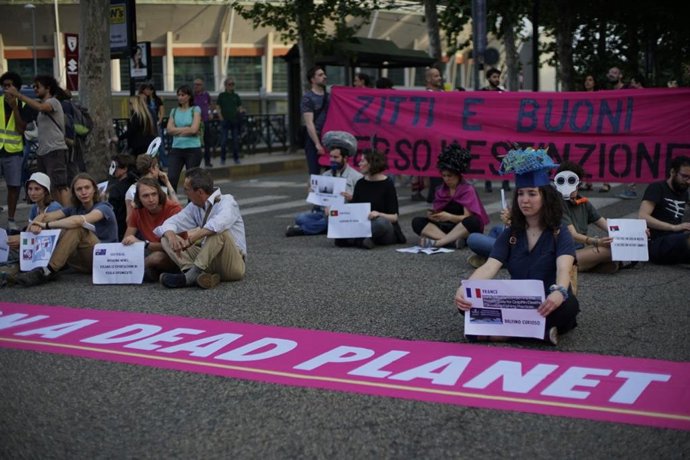 Activistas de Extinction Rebellion cortan el tráfico frente al recinto de Eurovisión en Turín