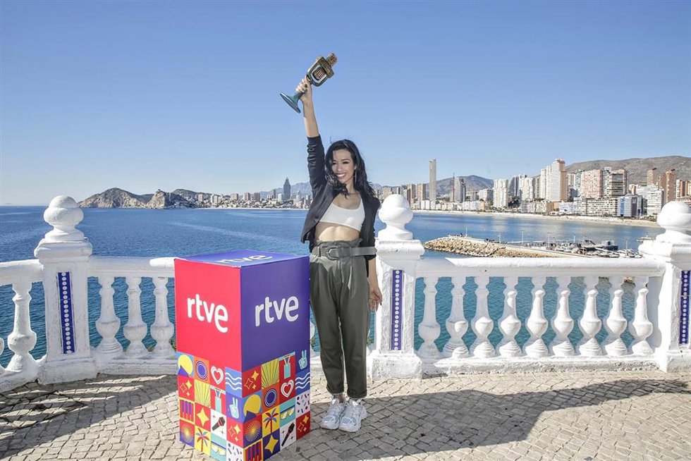Archivo - La artista Chanel ganadora de Benidorm Fest 2022, posa con su trofeo en el Mirador del Castillo
