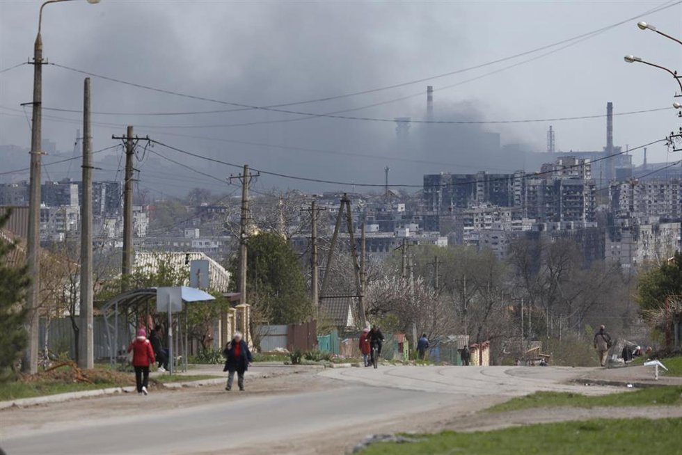 La ciudad de Mariúpol con los altos hornos de Azovstal al fondo