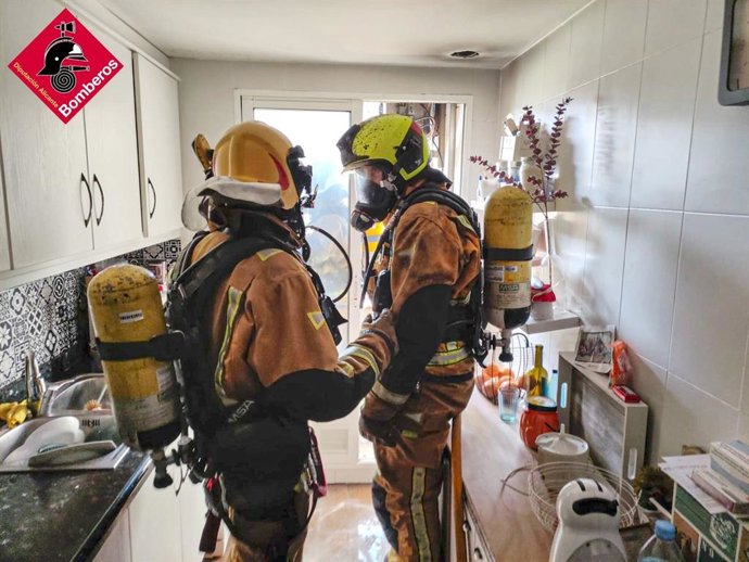 Bomberos en la vivienda en Alcoi