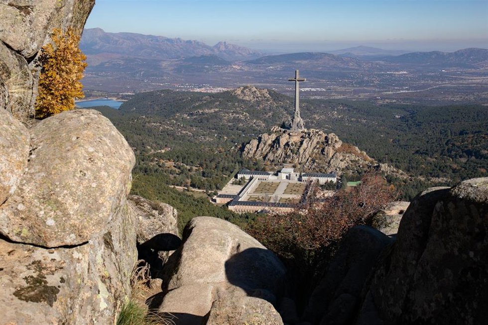 Archivo - El complejo monumental del Valle de los Caídos visto desde el mirador de Cuelgamuros, a 17 de noviembre de 2021, en San Lorenzo de El Escorial, Madrid (España). 