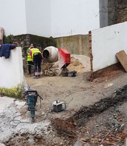 Archivo - Operarios realizan obras del PFEA en un municipio de Málaga