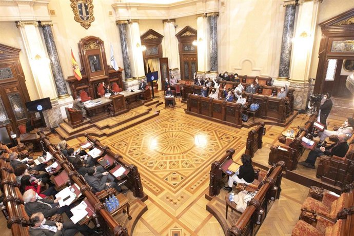 Archivo - El pleno municipal del ayuntamiento de A Coruña, reunido este jueves en una sesión de carácter extraordinario, ha aprobado los Presupuestos Generales para el año 2022
