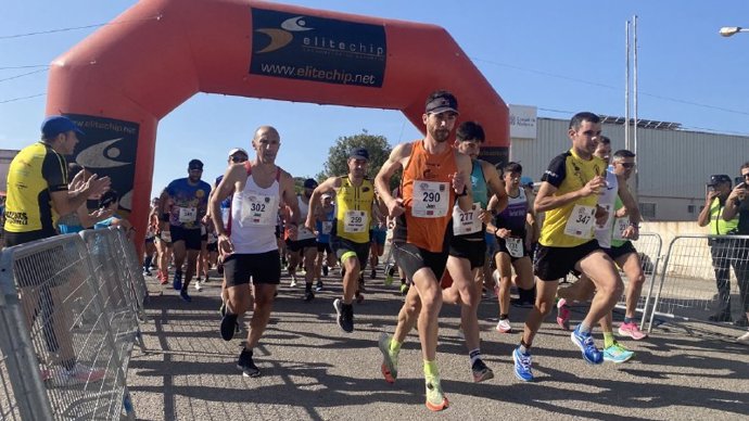Varias personas corriendo en la quinta edición de la carrera de Bomberos de Mallorca.
