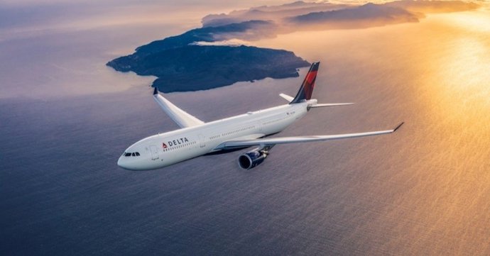 Un avión de la compañía norteamericana Delta en pleno vuelo.