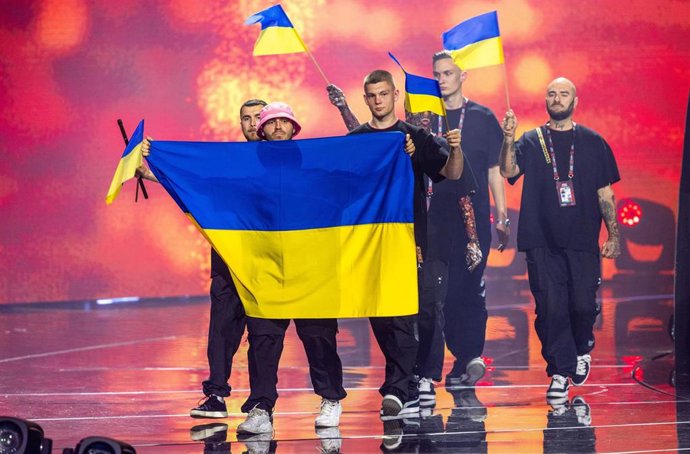 Kalush Orchestra de Ucrania desfila con la bandera nacional al comienzo del ensayo general para la final del Festival de Eurovisión (ESC) de 2022.