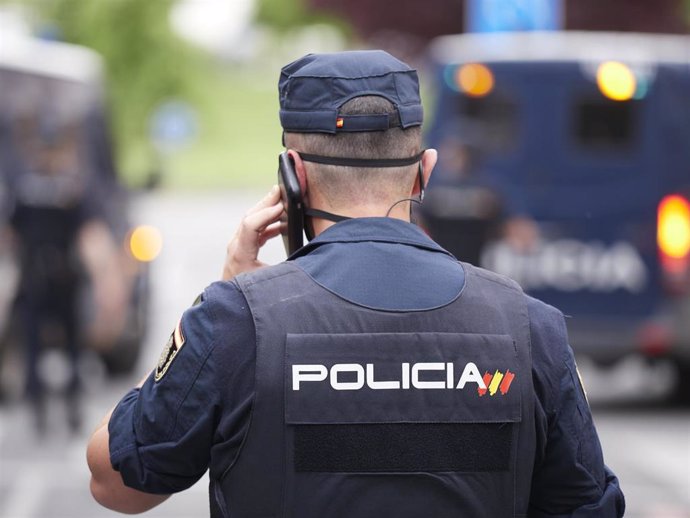 Archivo - Agentes de la Policía Nacional en un dispositivo en Pamplona en 2021