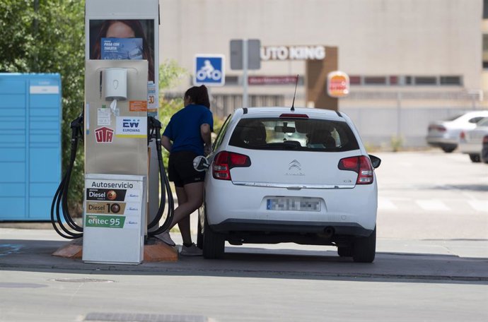 Una mujer reposta en una gasolinera, a 13 de mayo de 2022, en Madrid (España). El precio medio de los carburantes en España ha remontado esta semana más de un 2% y ha escalado a nuevos máximos históricos, aunque se mantiene contenido al aplicar el descu