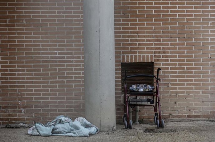 Archivo - Un andador en las inmediaciones de una residencia