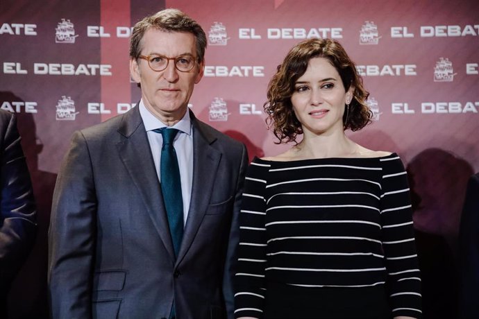 El presidente del Partido Popular, Alberto Núñez Feijóo, y la presidenta de la Comunidad de Madrid, Isabel Díaz Ayuso, en un desayuno informativo de El Debate, en el Hotel Four Seasons, a 4 de mayo de 2022, en Madrid (España).