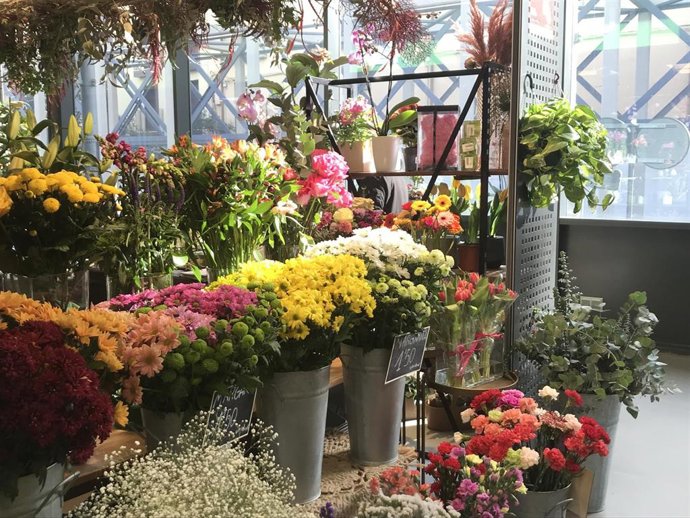 Archivo - Un puesto de flores, floristería
