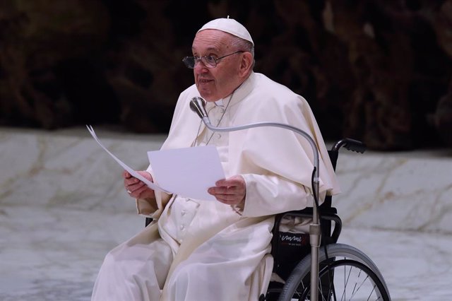 14 May 2022, Vatican, Vatican City: Pope Francis in a wheelchair attends an audience with pilgrims of the Institute of the Religious Teachers Filippini at the Paul VI hall. Photo: Evandro Inetti/ZUMA Press Wire/dpa