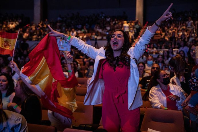 Vecinos de Chanel se reúnen para seguir en directo a la representante española en Eurovisión, a 14 de mayo de 2022, en Olesa, Barcelona, (España).