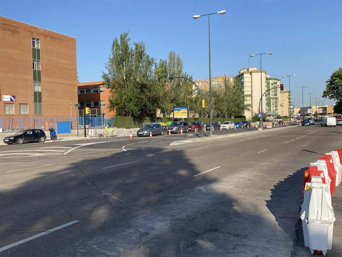 Nuevo giro de Avenida Navarra hacia las calles Miguel Herrero y Rodríguez de Miñón.