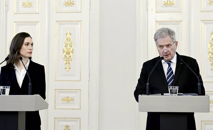 Archivo - FILED - 24 February 2022, Finland, Helsinki: Finnish President Sauli Niinisto (R) and Prime Minister Sanna Marin hold a joint press conference. Niinisto and Marin on Thursday announced their support for Finland joining NATO. Photo: Markku Ulan