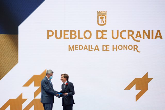 El alcalde de Madrid, José Luis Martínez-Almeida, entrega la medalla al embajador de Ucrania