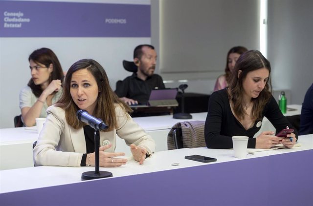 La secretaria general de Podemos y ministra de Derechos Sociales, Ione Belarra (i) y la ministra de Igualdad, Irene Montero (d), en una reunión del Consejo Ciudadano Estatal de Podemos, en la sede de Podemos, a 29 de abril de 2022, en Madrid (España).