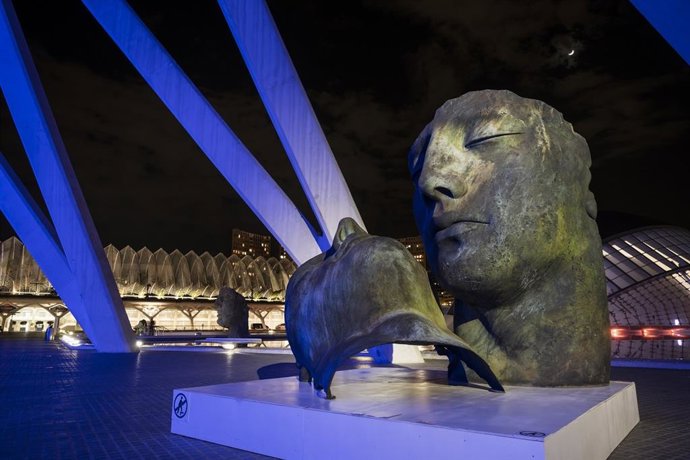 Exposición de libre acceso de Igor Mitoraj en la Ciutat de les Arts i les Cincies